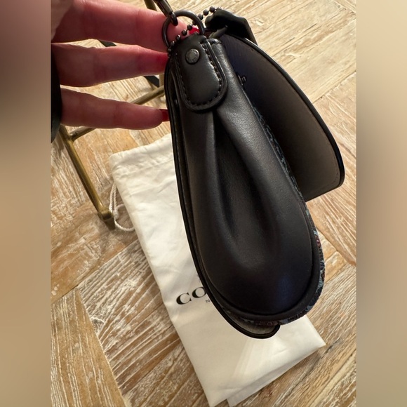 Coach Reversible - Picture 8 of 17